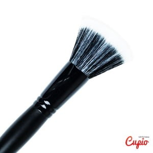 Pentru un machiaj profesional, specialistii www.cupio.ro recomanda 3 pensule pe care orice femeie ar trebui sa le aiba in portfard: