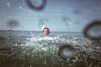 Frica de apă cauze, efecte și cum poate înotul deveni o formă de terapie