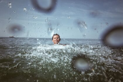 Frica de apă cauze, efecte și cum poate înotul deveni o formă de terapie