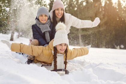 copii se distreaza in zapada